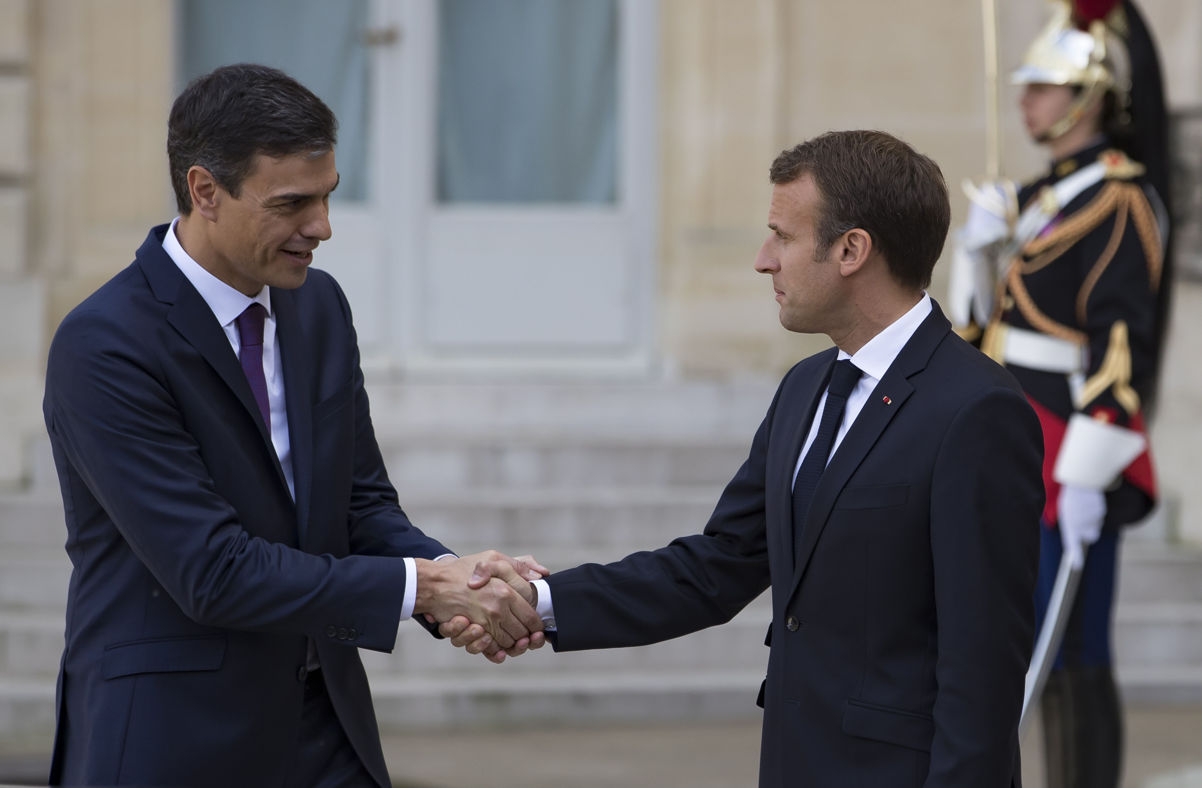 Pedro Sánchez y Emmanuel Macron abordarán la próxima entrega de material policial sobre ETA