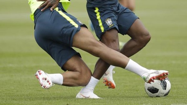 Entrada de Casemiro a Fren en entrenamiento de la selección de Brasil | Foto: Infobae