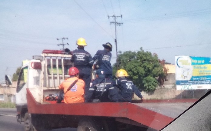 En grúas se trasladan los Bomberos y PC de Carabobo (foto)