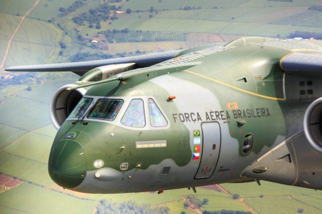 KC-390_FAB en vuelo de frente