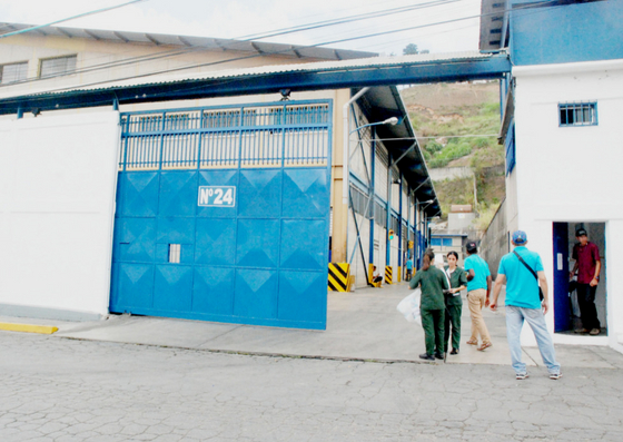 Detienen a hombre cuando cambiaba bolsas Clap por pollo