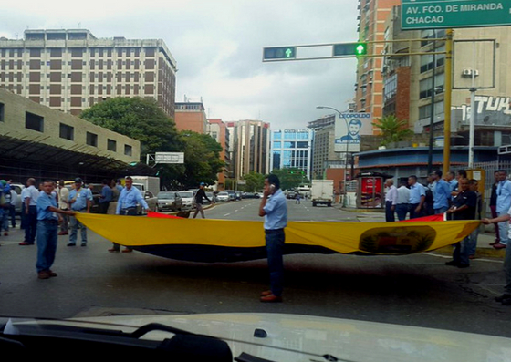 Protesta de trabajadores de Corpoelec en la avenida Libertador #29Jun (foto)