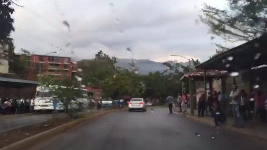 Colapsan calles de Guatire ante la falta de transporte #18Jun