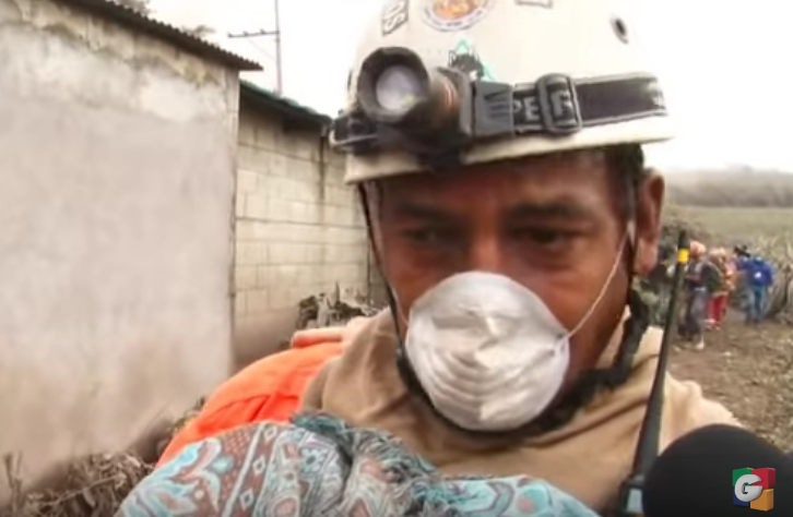 Rescatistas rompen en llanto al cargar los bebés calcinados por el volcán en Guatemala (video)