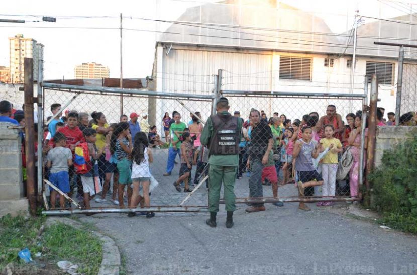 Barquisimetanos sobreviven con las sobras de comida en las escuelas