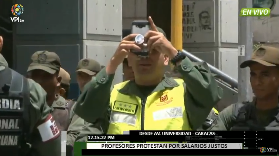 GNB fotografía a periodistas que cubren protesta frente al Ministerio de Educación Superior #26Jun (FOTO)