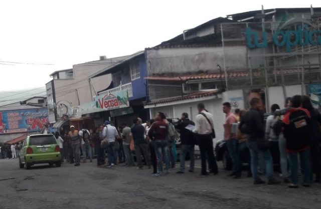 Cola frente al Consulado de Colombia // Foto @lorearraiz