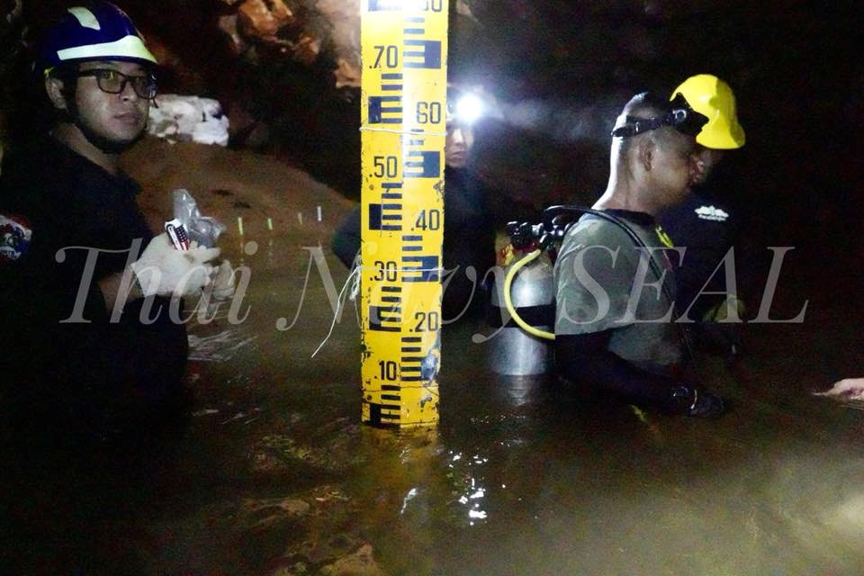 La evacuación de los niños atrapados en cueva de Tailandia sigue en suspenso