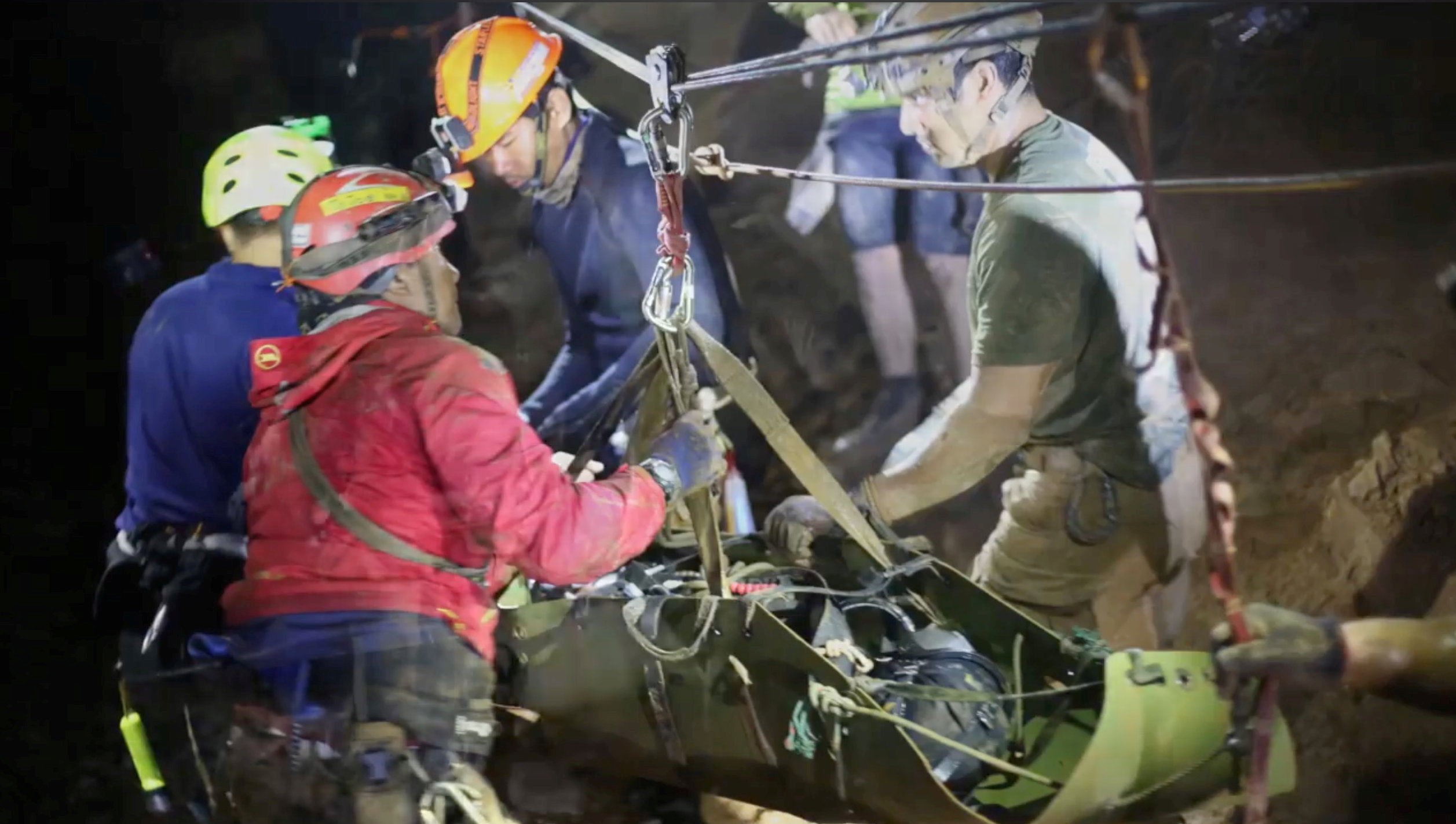 Algunos de los niños salieron dormidos de la cueva en Tailandia