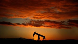 El petróleo sufre brusca caída y cierra en mínimos desde junio