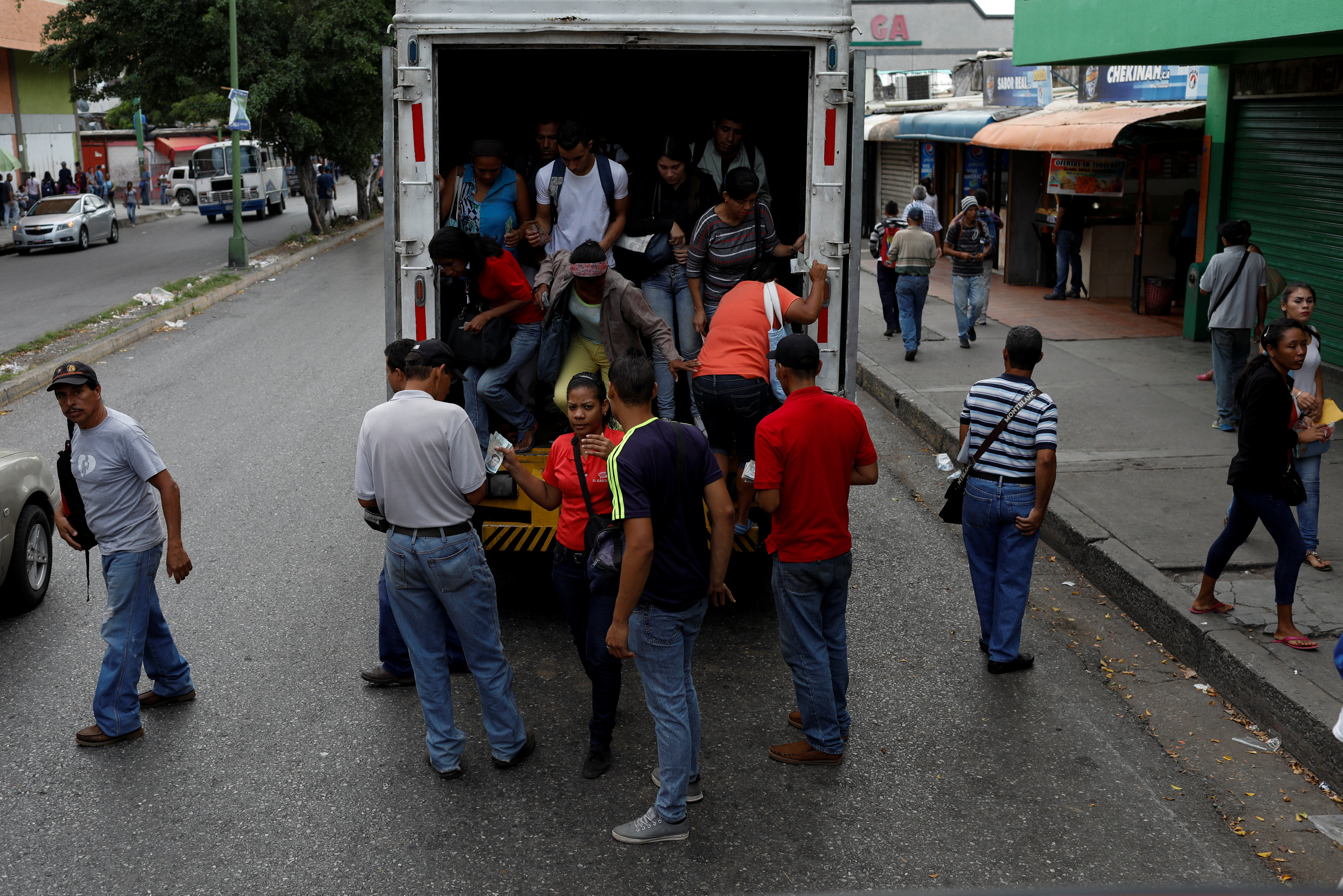 Mujer resultó herida tras caer de una “perrera” en Vargas