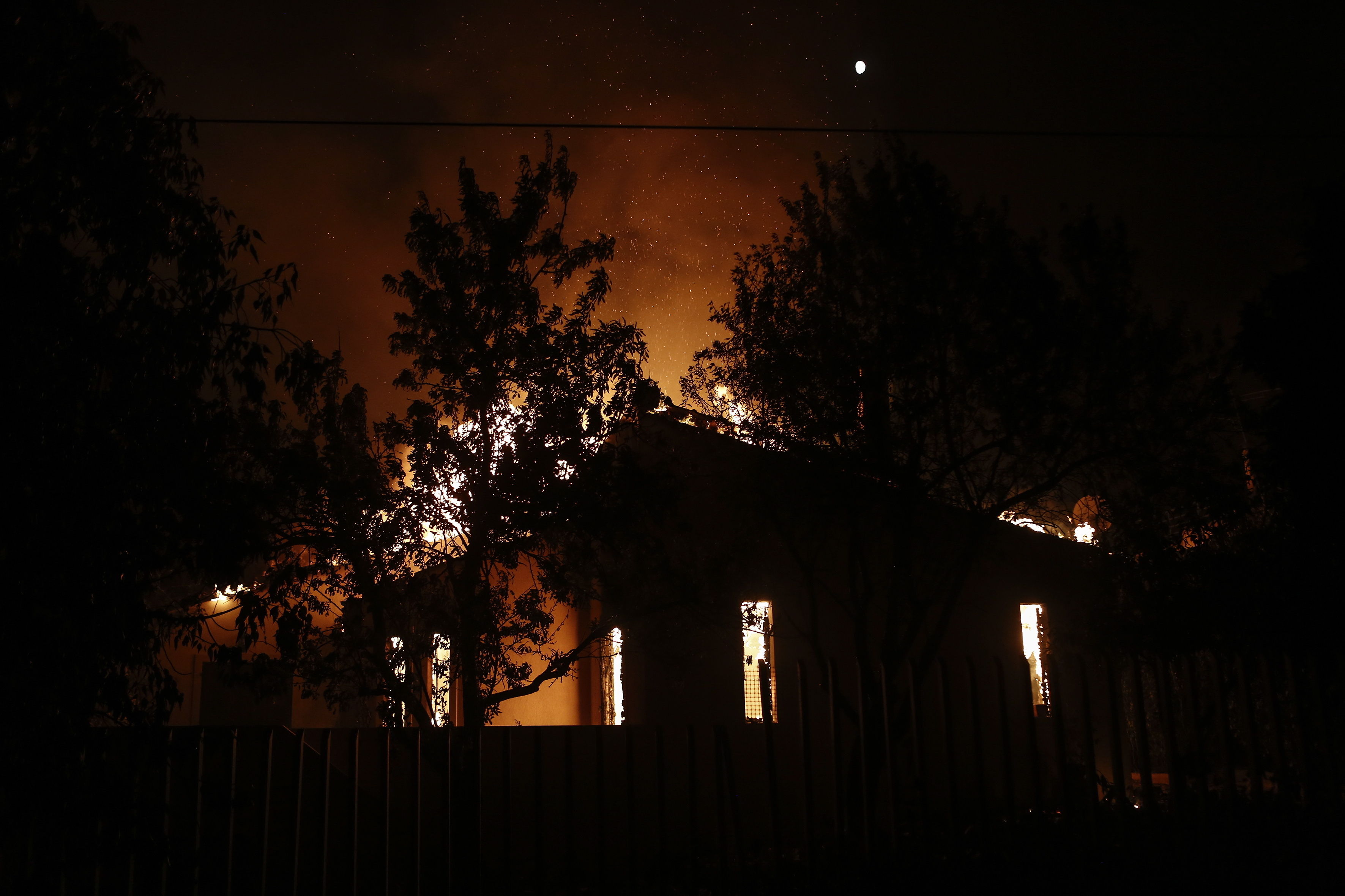 Al menos cinco muertos en Grecia por incendios alrededor de Atenas