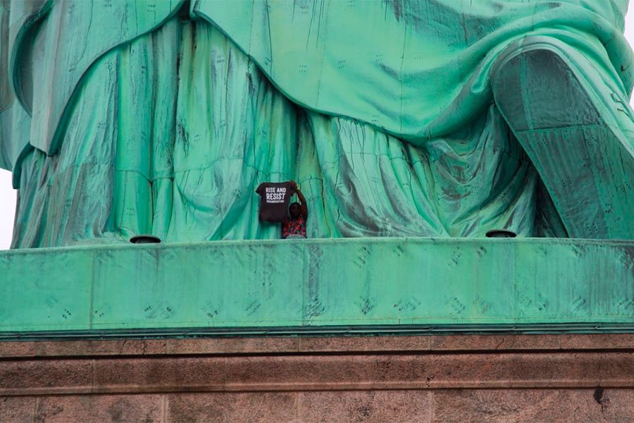 Presentan cargos contra la mujer que trepó Estatua de la Libertad