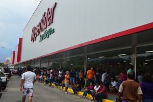 Al menos ocho personas fueron  atropelladas mientras esperaban para comprar alimentos en Carabobo