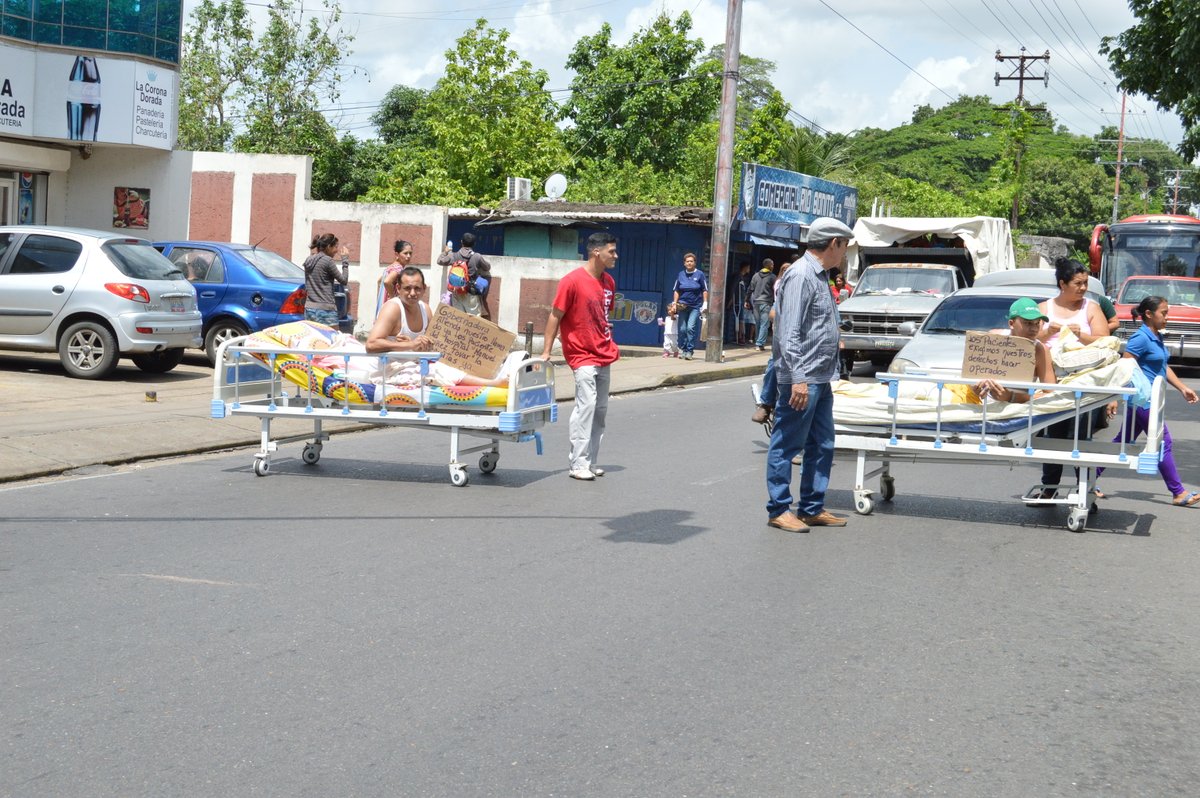 Pacientes salieron en camas clínicas a protestar en Maturín #25Jul (fotos)