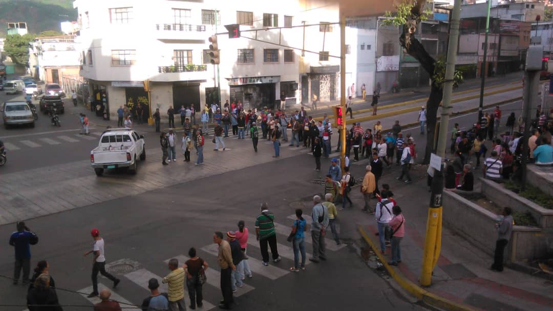 Protesta de pensionados en la avenida Victoria #18Jul (fotos)