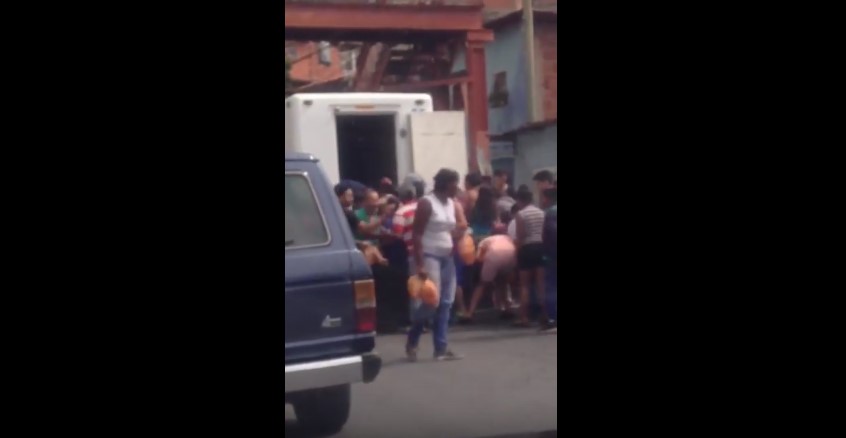 #EscombrosDeMaduro: ¡HAMBRE! Saquearon dos camiones cava en la Panamericana (VIDEO)