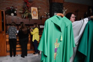 Como caído del cielo: Punto de venta y transferencias salvan las limosnas de las iglesias en Venezuela