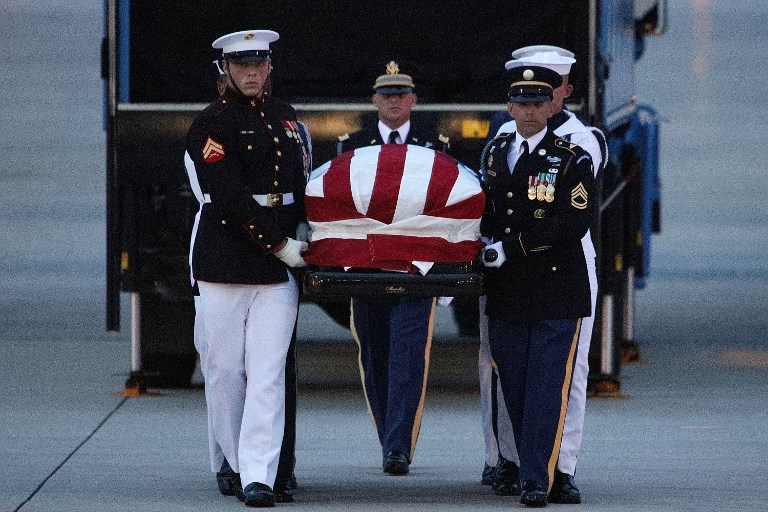 El féretro de John McCain llega a Washington para tres días de tributos