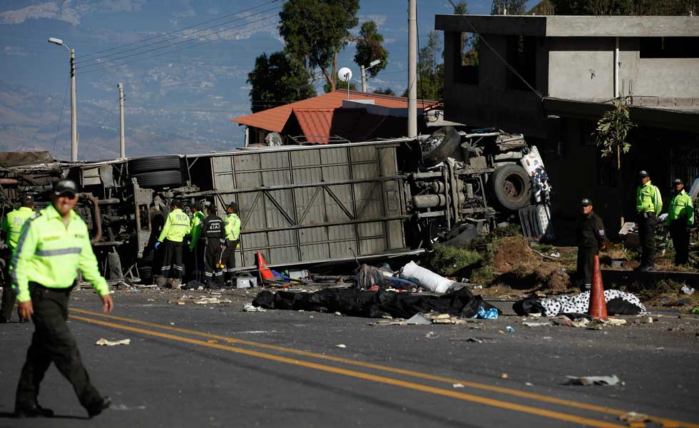 Cancillería de Ecuador ha logrado identificar a 18 víctimas del accidente del autobús (Lista)