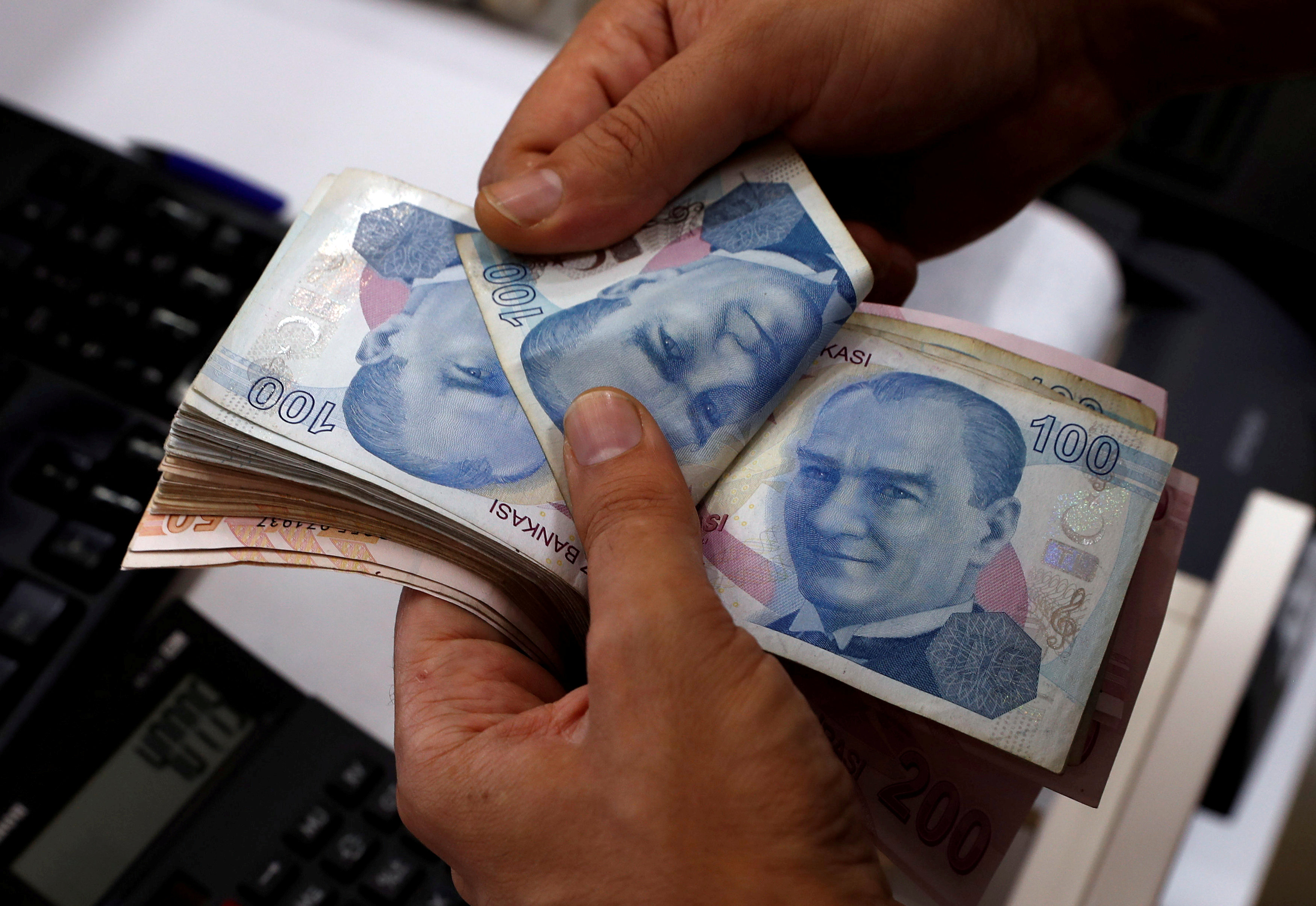 La lira turca sigue subiendo antes de la reunión entre ministro de Finanzas e inversores