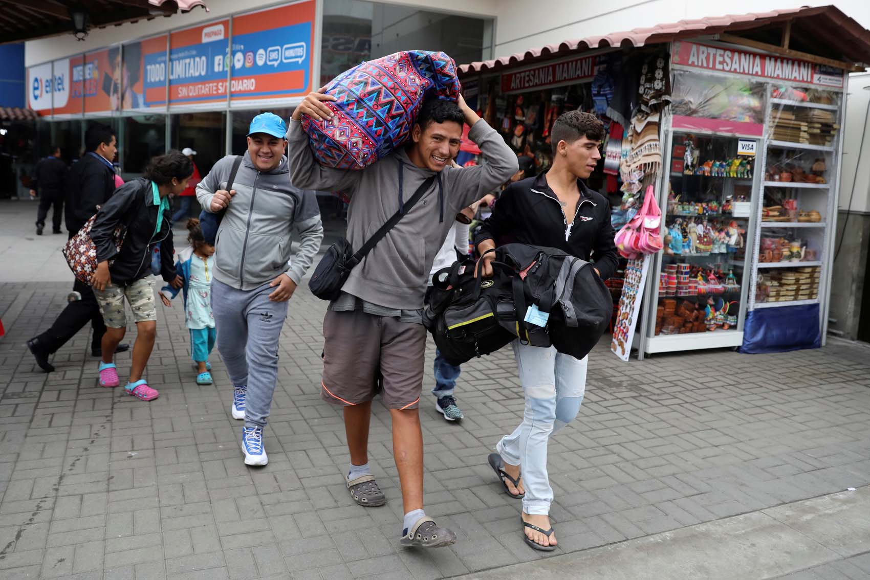 Pese a dificultades económicas, logísticas y burocráticas, los venezolanos se las ingenian para seguir saliendo del país