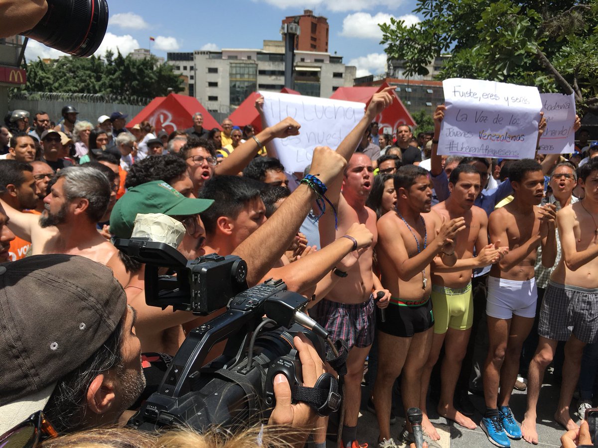 Estudiantes en ropa interior se solidarizan con Juan Requesens (fotos y video)