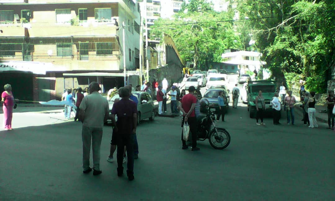 Por tercer día consecutivo, habitantes de El Encanto en Los Teques protestan por agua y gas #25Ago (Fotos y videos)