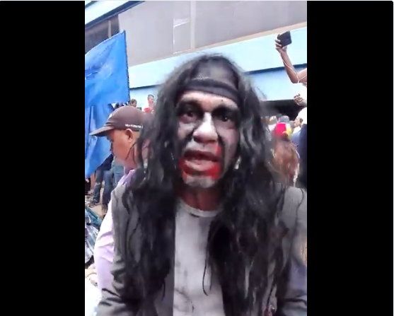 ¡Como zombies! Así llegaron los zulianos a la Fiscalía para protestar por falta de luz (video)