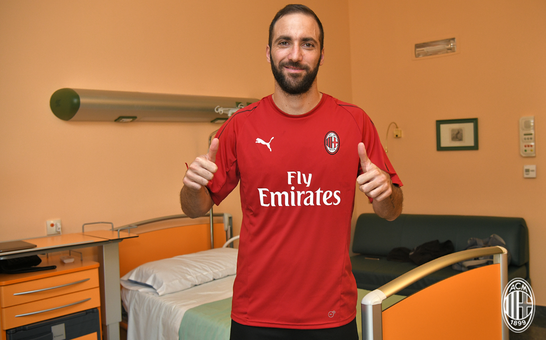 Enroque: Higuaín es delantero de Milan y Bonucci vuelve a Juventus