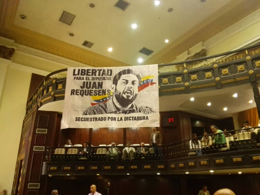 Despliegan una pancarta en honor a Juan Requesens en el hemiciclo de la AN (VIDEO)