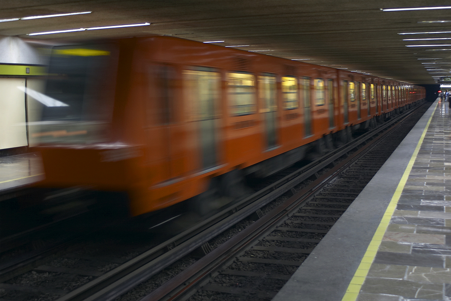 Angustioso momento en el que un joven arrastró a su novia a las vías del tren (VIDEO)