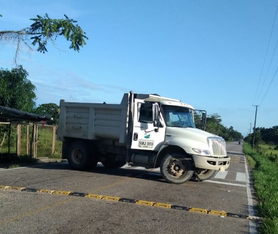 Disidencias de las FARC bloquean paso de vehículos en vía del este de Colombia