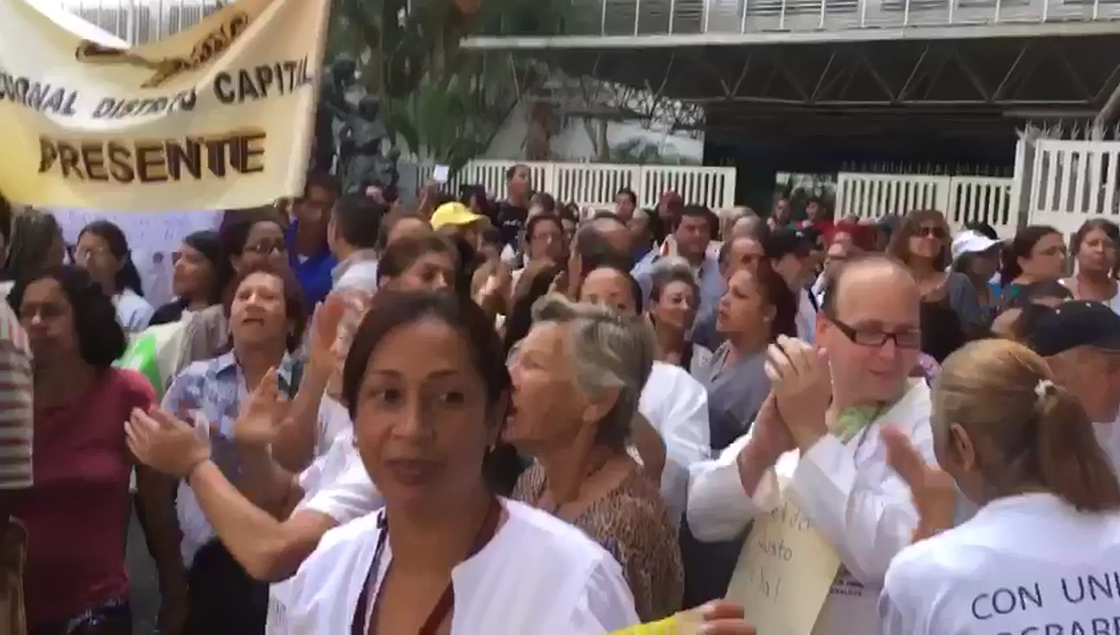 “¿Y cuál constituyente? Si en los hospitales se nos mueren los pacientes”, grita el sector salud en la marcha este #16Ago (video)