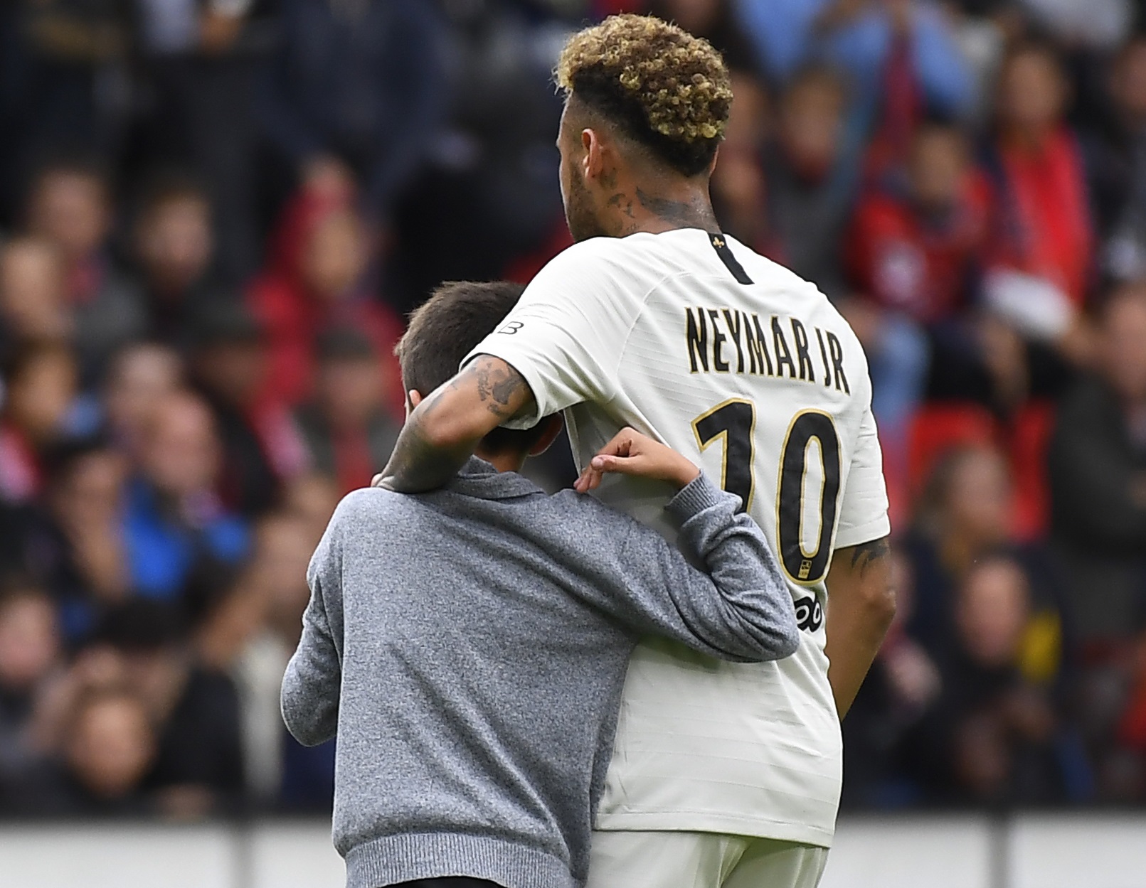 Neymar regaló su camiseta a un niño que se coló en el campo (VIDEO)