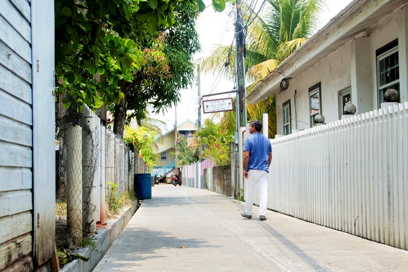 La isla paradisiaca con las calles hechas de plástico