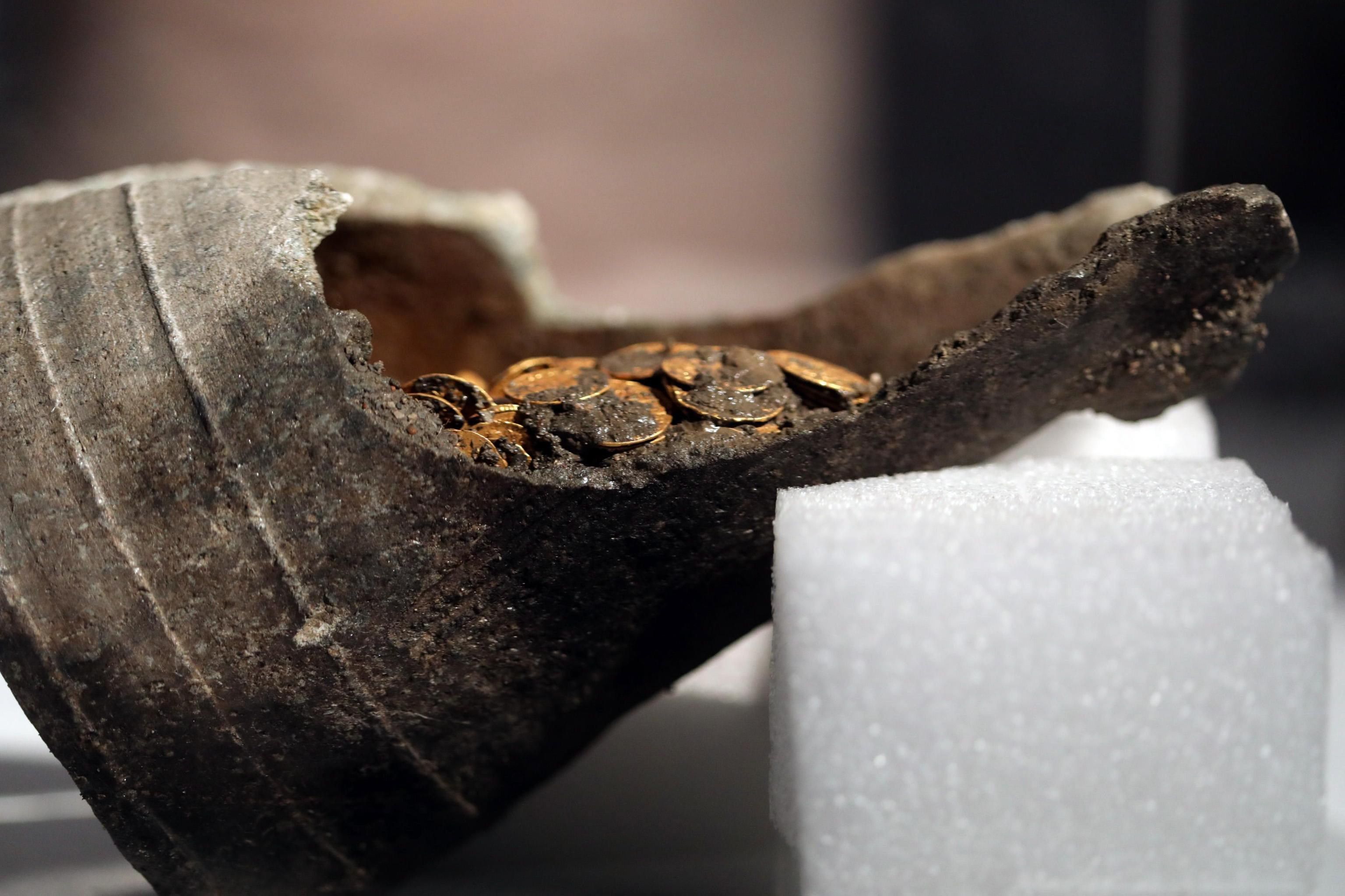 Increíble hallazgo en Italia: encontraron cientos de monedas de oro del Imperio romano (Fotos)