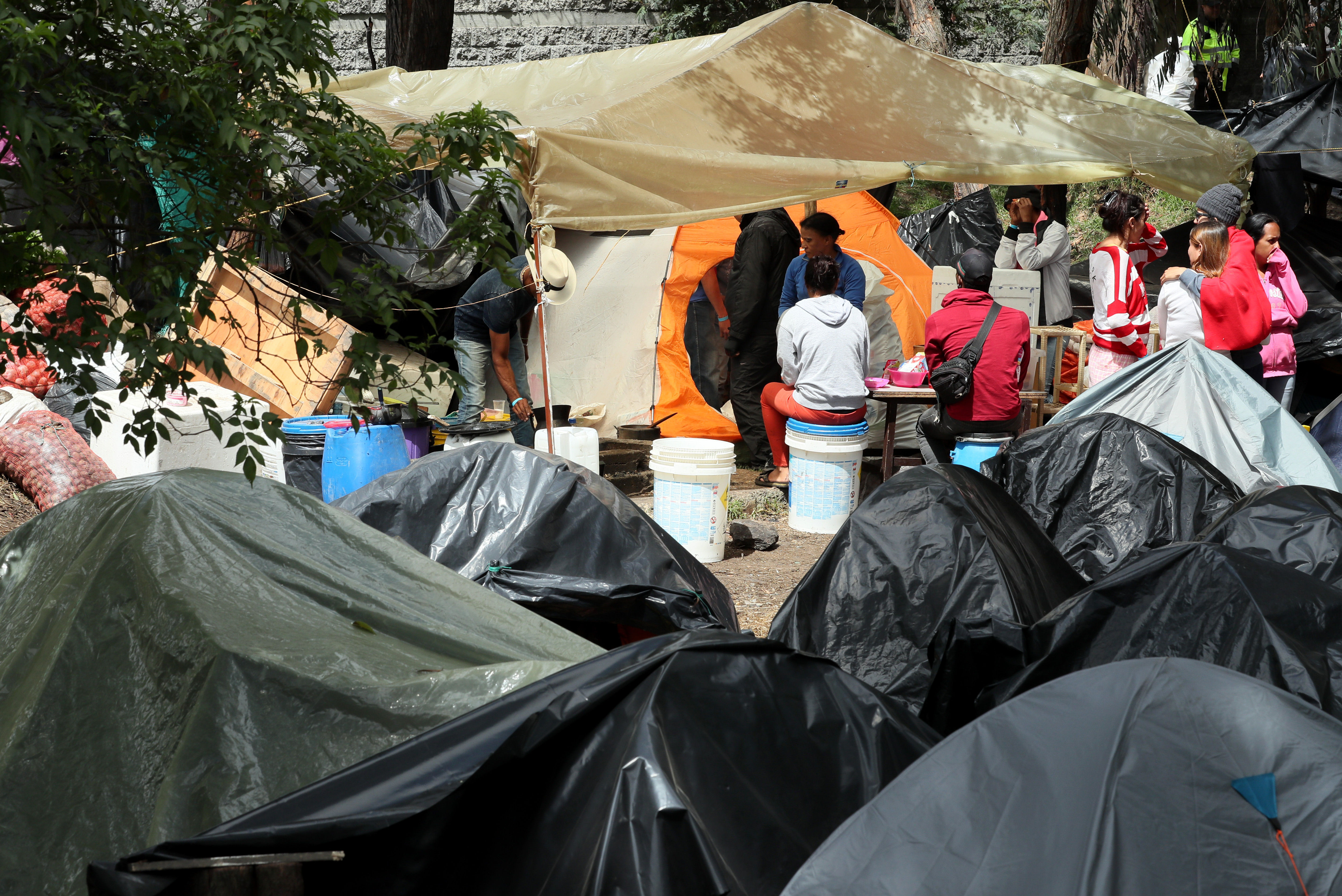 La Alcaldía de Bogotá comienza el traslado de 392 venezolanos a albergues (FOTOS)