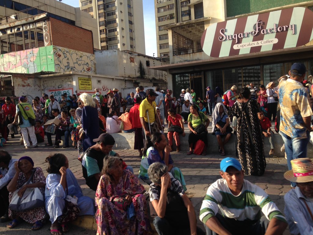 No merecen tanta humillación: Abuelos en Zulia hacen largas colas para cobrar la pensión #3Sep