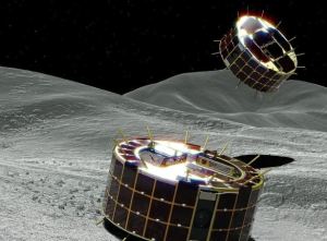 Dos exploradores espaciales se preparan para posarse en un asteroide y traer muestras a la Tierra