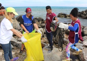Voluntarios de Banesco, en alianza con Directv, Unicasa y Alfonzo Rivas, celebraron el día mundial de las playas