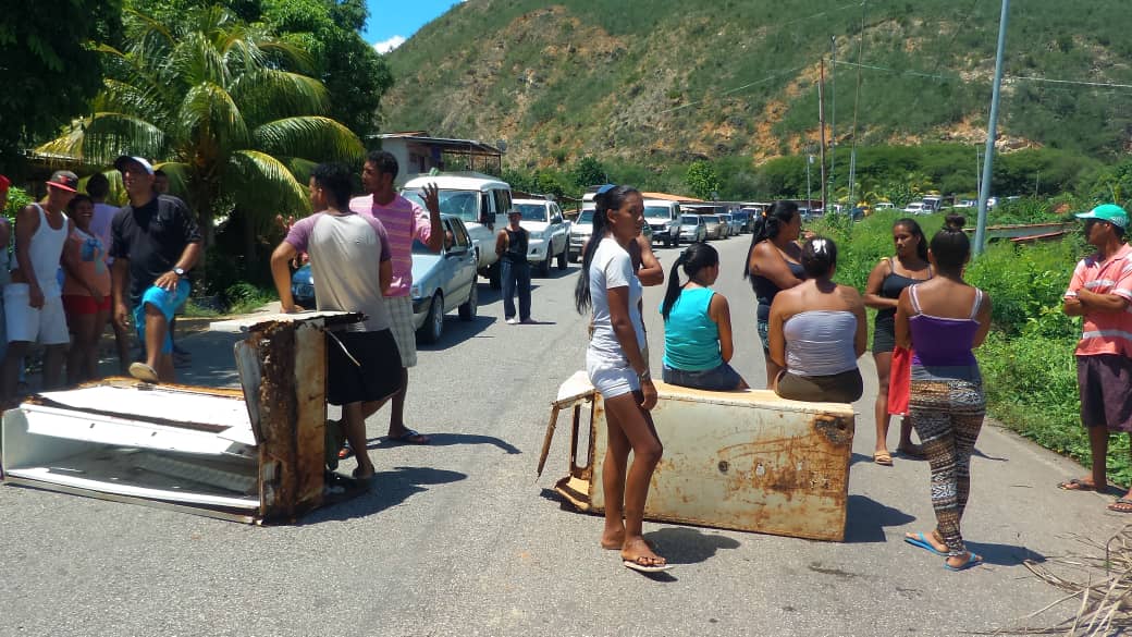 Protestan y trancan la vía habitantes de Tocuchare por la falta de agua