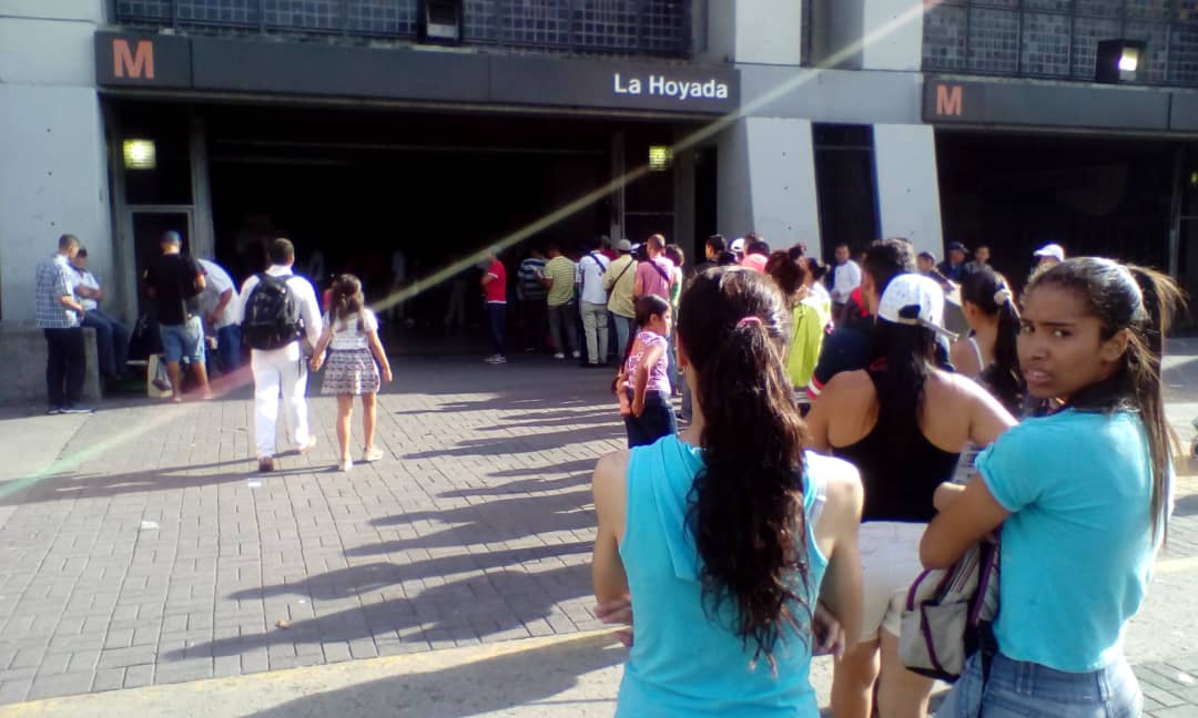 Las colas para comprar boletos del Metro de Caracas también son interminables #16Sep