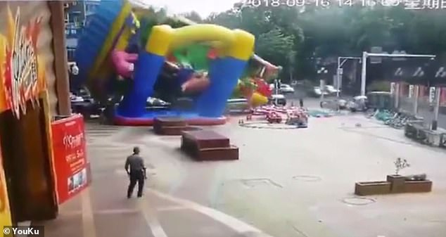 Pesadilla en VIDEO: Un ventarrón voltea enorme castillo inflable ¡con los niños adentro!