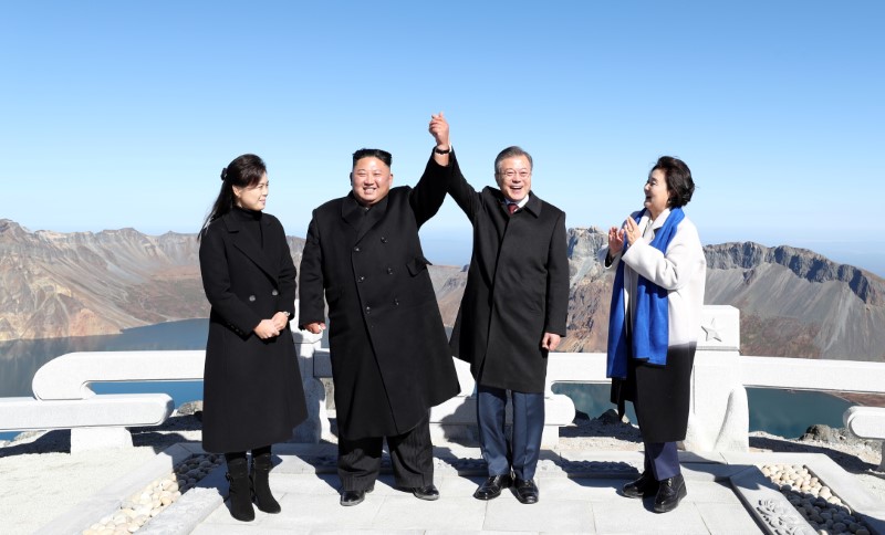 Cumpliendo un sueño, el surcoreano Moon visita un monte sagrado norcoreano con Kim