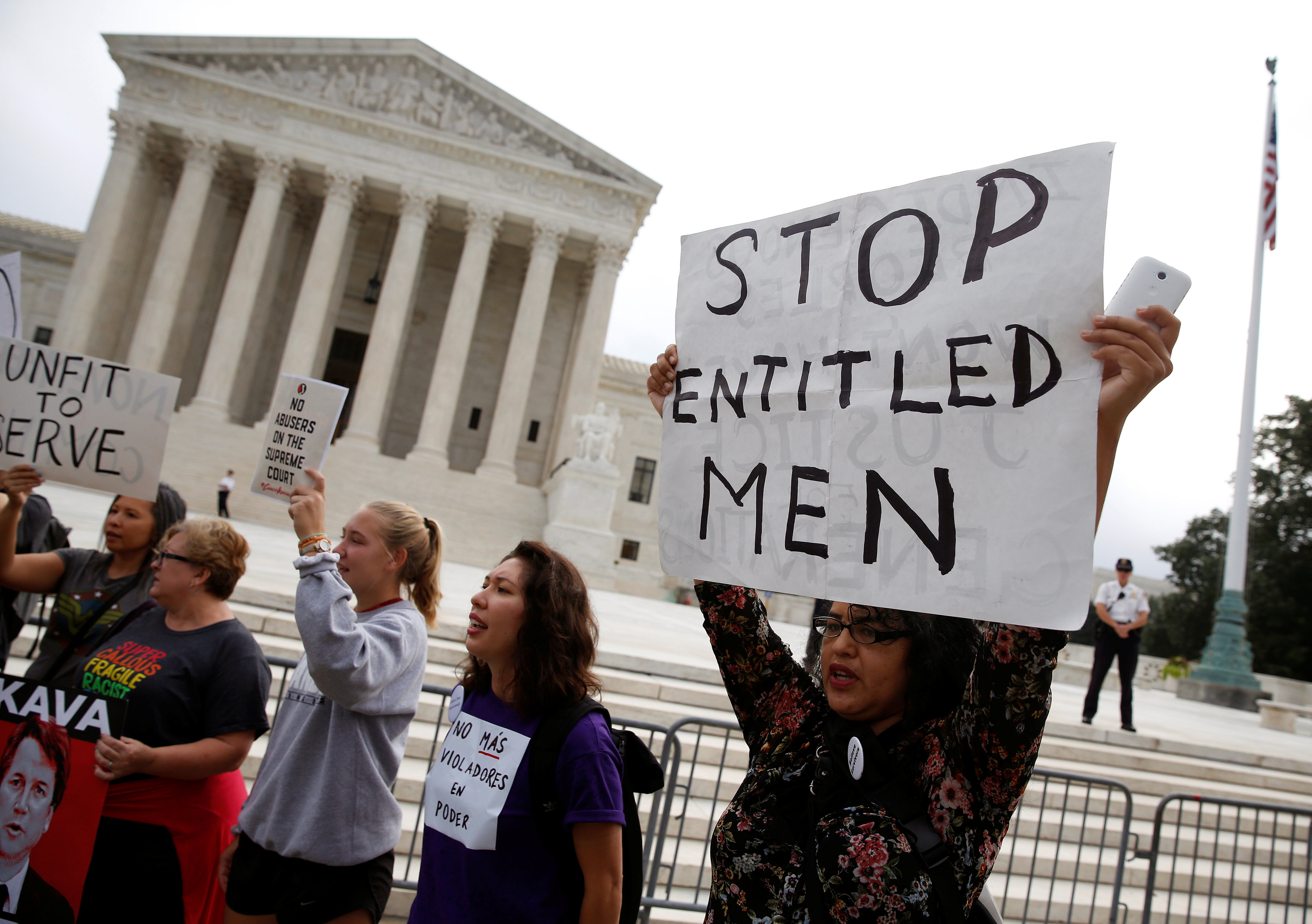 Las protestas saludan a Kavanaugh en el primer día de la corte