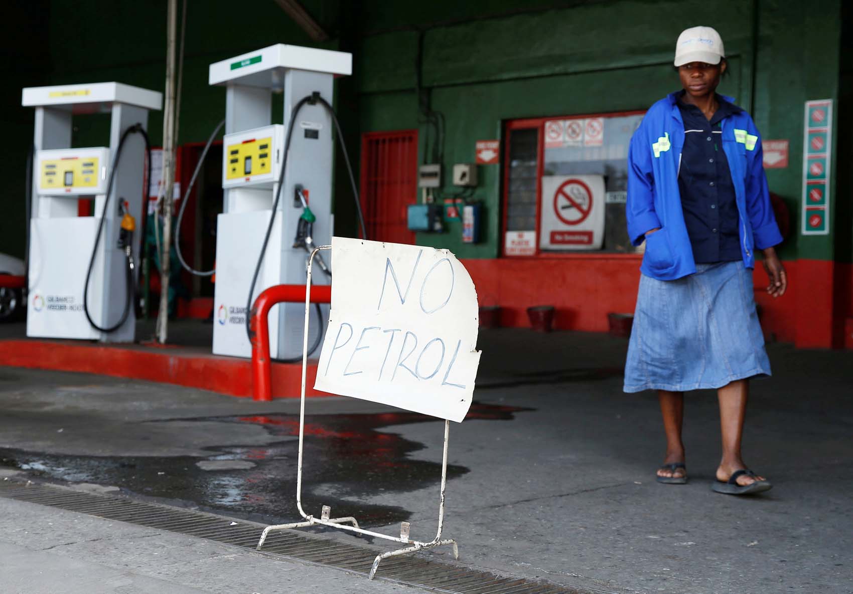 Zimbabue permite importar productos básicos ante la escasez en supermercados