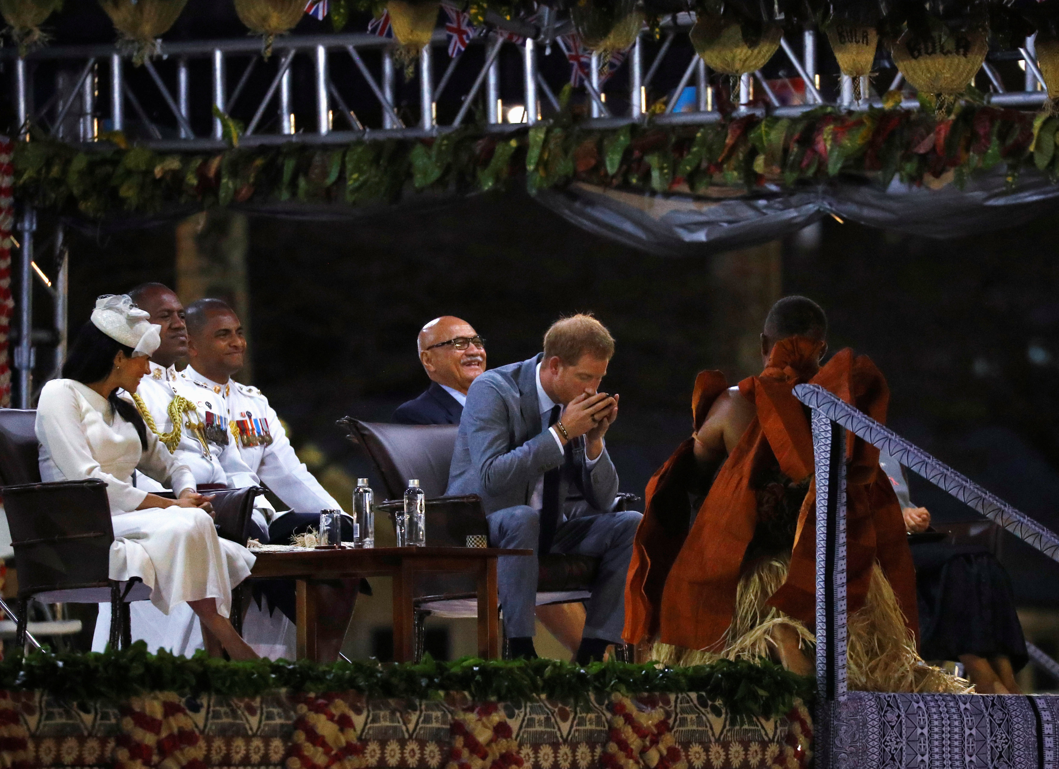 Príncipe Harry encandila a Fiyi al beber el tradicional kava y decir “bula”