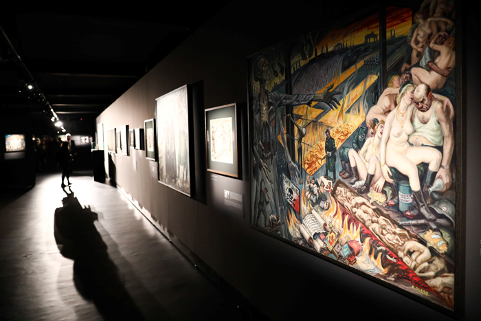 Inauguran exhibición de obras sobre el horror de Auschwitz pintadas por un sobreviviente