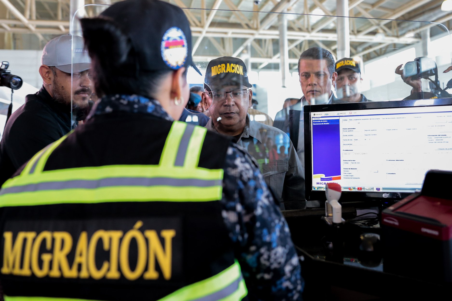 Aseguran que la policía migratoria “no va a prohibir la salida de los venezolanos”